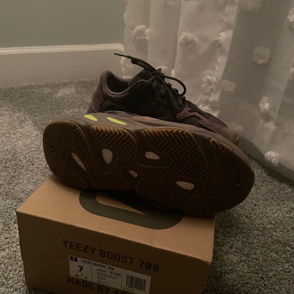 Yeezy 700 mauve size 7 - Picture 2 of 2